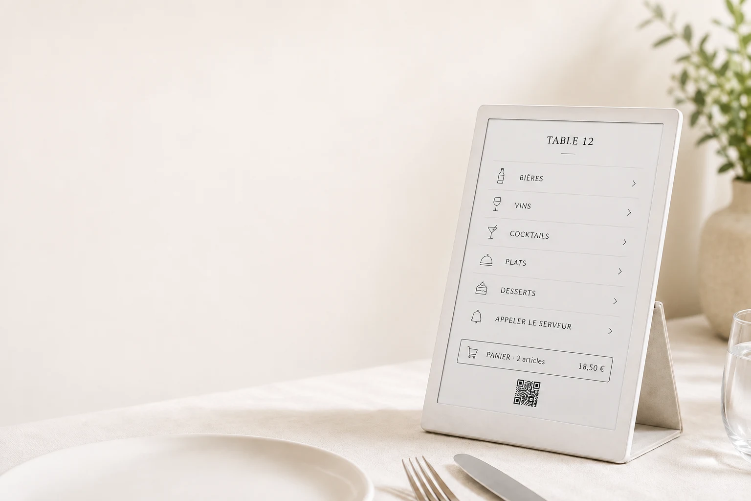 Pad e-paper BEMenu posé sur une table de restaurant